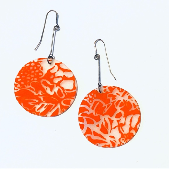 Mod art acrylic orange and opaque tropical print earrings - Picture 1 of 1